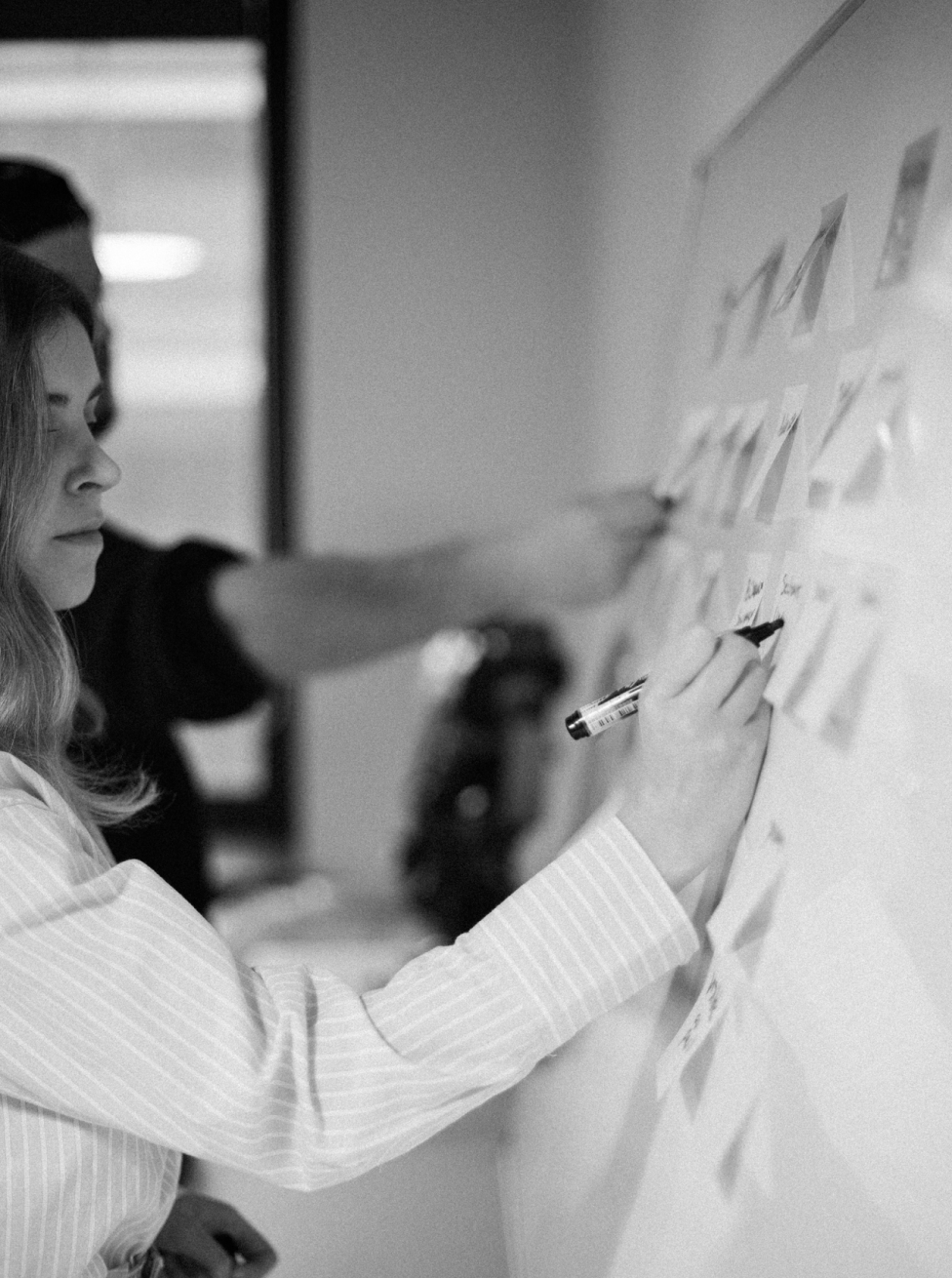 Membres de l'équipe pointant des post-it